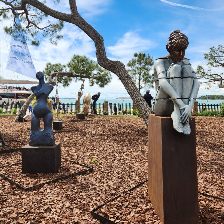 Space Girl - 175cm Cast bronze - Image 5