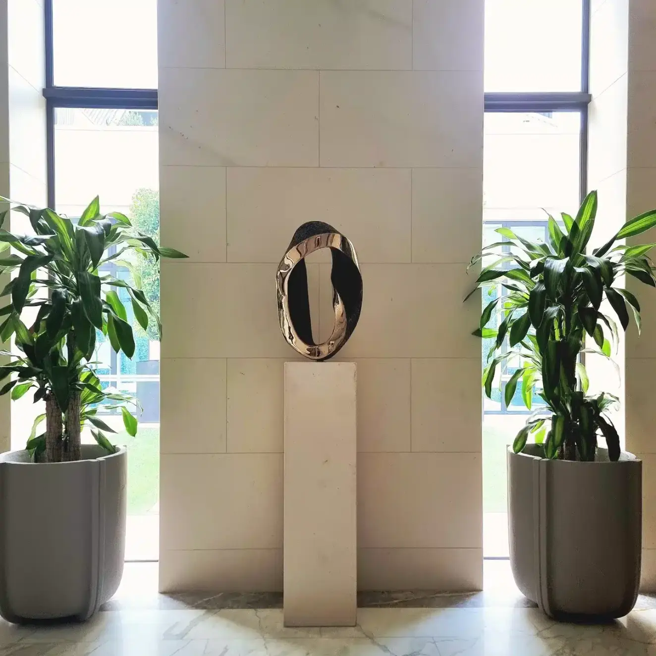 Endless Mobius Curve by Robin Holliday – bronze sculpture, limited edition of 6 (view 7) – SOHO Galleries Sydney