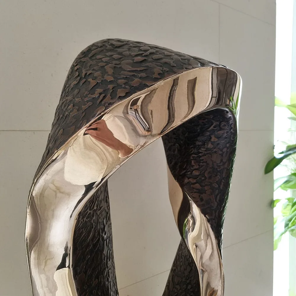 Endless Mobius Curve by Robin Holliday – bronze sculpture, limited edition of 6 (view 8) – SOHO Galleries Sydney